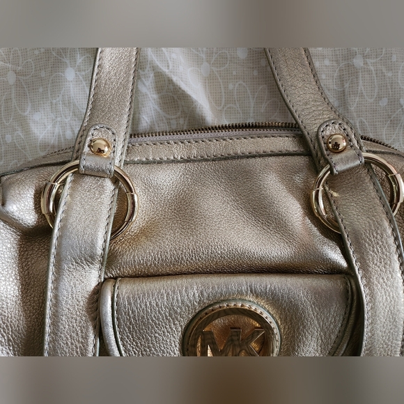 Free for any  purchase of 55$ +💗 Michael Kors Metallic Gold Fulton Bag - Picture 9 of 13